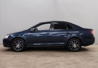 Подержанный автомобиль Volkswagen Jetta Sedan 2010 года (4 фото)