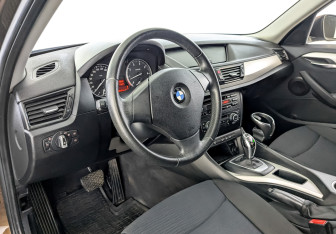 Подержанный автомобиль BMW X1 2012 года (16 фото)