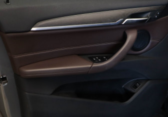 Подержанный автомобиль BMW X1 2016 года (21 фото)