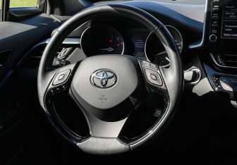 Подержанный автомобиль Toyota C-HR 2020 года (14 фото)