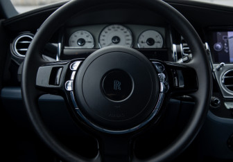 Подержанный автомобиль Rolls-Royce Ghost 2010 года (17 фото)