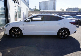 Подержанный автомобиль Hyundai Elantra Sedan 2019 года (8 фото)