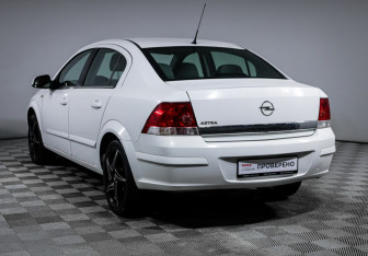 Подержанный автомобиль Opel Astra Sedan 2011 года (7 фото)