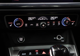 Подержанный автомобиль Audi Q3 2020 года (19 фото)