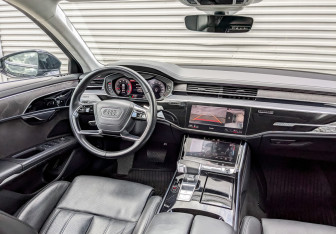Подержанный автомобиль Audi A8 2021 года (14 фото)