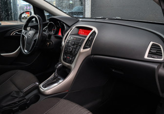 Подержанный автомобиль Opel Astra Hatchback 2011 года (7 фото)