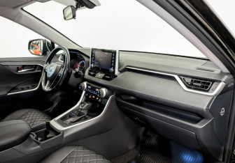 Подержанный автомобиль Toyota RAV4 2019 года (11 фото)