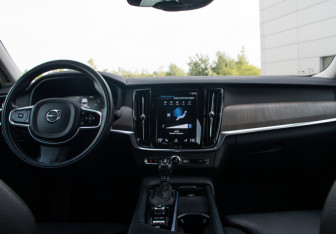 Подержанный автомобиль Volvo S90 2021 года (16 фото)
