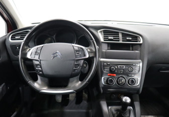 Подержанный автомобиль Citroen C4 Hatchback 2011 года (13 фото)