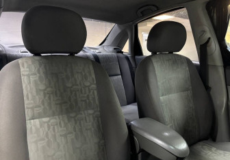 Подержанный автомобиль Ford Focus Sedan 2004 года (10 фото)