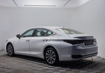 Подержанный автомобиль Lexus ES 2025 года (7 фото)
