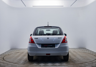 Подержанный автомобиль Suzuki Swift Hatchback 2011 года (6 фото)