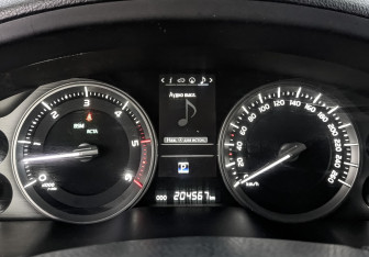 Подержанный автомобиль Toyota Land Cruiser Suv 2015 года (16 фото)
