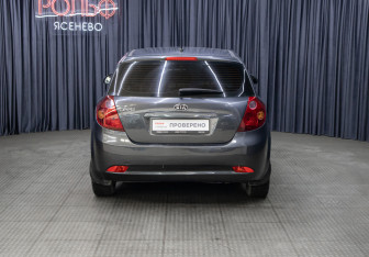 Подержанный автомобиль Kia Ceed Hatchback 2009 года (6 фото)