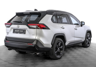Подержанный автомобиль Toyota RAV4 2021 года (5 фото)