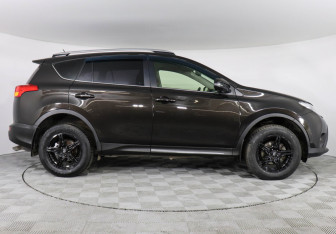 Подержанный автомобиль Toyota RAV4 2014 года (4 фото)