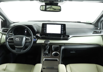 Подержанный автомобиль Toyota Sienna 2021 года (12 фото)