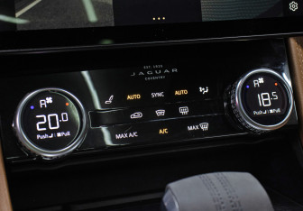 Подержанный автомобиль Jaguar F-Pace 2021 года (18 фото)