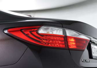 Подержанный автомобиль Lexus ES 2014 года (24 фото)