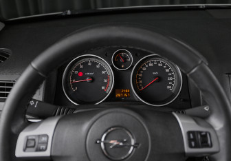 Подержанный автомобиль Opel Astra Sedan 2011 года (11 фото)