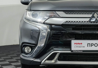 Подержанный автомобиль Mitsubishi Outlander 2019 года (15 фото)