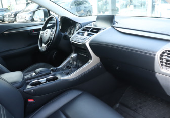 Подержанный автомобиль Lexus NX 2017 года (9 фото)