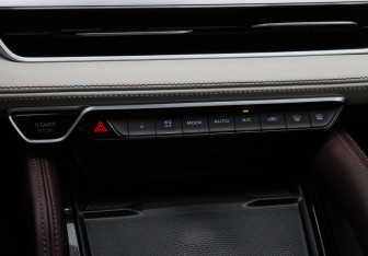 Подержанный автомобиль Geely Monjaro 2023 года (24 фото)