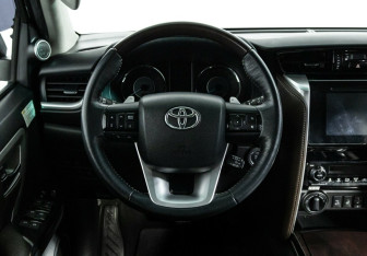 Подержанный автомобиль Toyota Fortuner 2017 года (8 фото)
