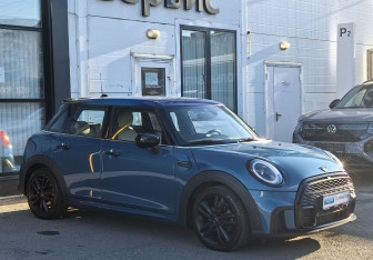 Подержанный автомобиль MINI Hatch 2021 года (3 фото)