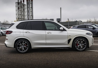 Подержанный автомобиль BMW X5 2023 года (6 фото)