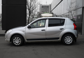 Подержанный автомобиль Renault Sandero 2013 года (8 фото)