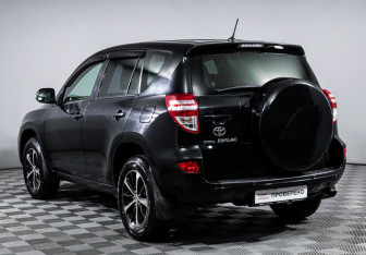 Подержанный автомобиль Toyota RAV4 2010 года (7 фото)