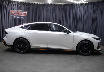 Подержанный автомобиль Changan UNI-V 2023 года (4 фото)