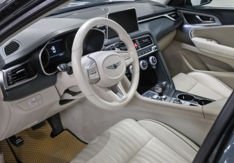 Подержанный автомобиль Genesis G70 2019 года (15 фото)