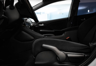 Подержанный автомобиль Honda Civic Hatchback 2013 года (23 фото)