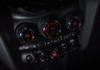 Подержанный автомобиль MINI Hatch 2019 года (22 фото)