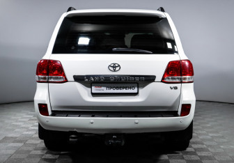 Подержанный автомобиль Toyota Land Cruiser Suv 2007 года (6 фото)