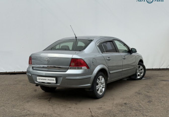 Подержанный автомобиль Opel Astra Sedan 2012 года (5 фото)