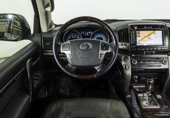 Подержанный автомобиль Toyota Land Cruiser Suv 2010 года (10 фото)