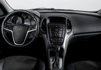 Подержанный автомобиль Opel Astra Hatchback 2012 года (12 фото)