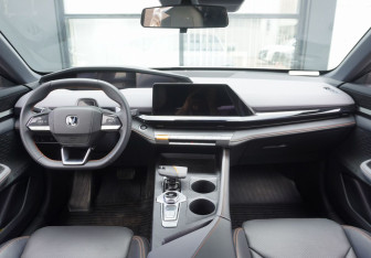 Подержанный автомобиль Changan UNI-V 2023 года (13 фото)