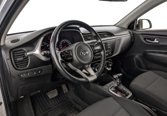 Подержанный автомобиль Kia Rio Hatchback 2021 года (13 фото)