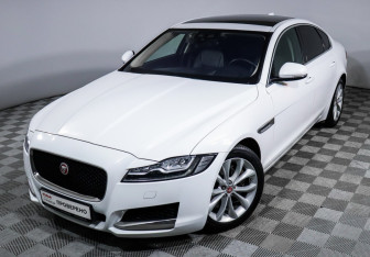 Подержанный автомобиль Jaguar XF Sedan 2018 года (17 фото)