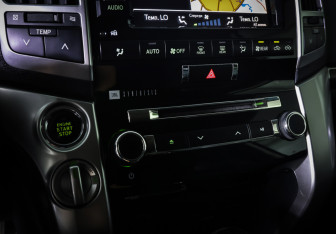 Подержанный автомобиль Toyota Land Cruiser Suv 2012 года (19 фото)