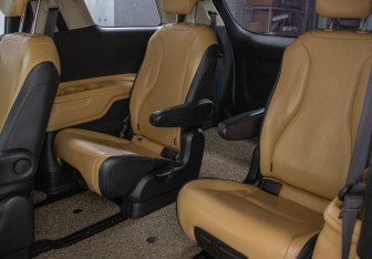 Подержанный автомобиль Kia Carnival 2021 года (12 фото)