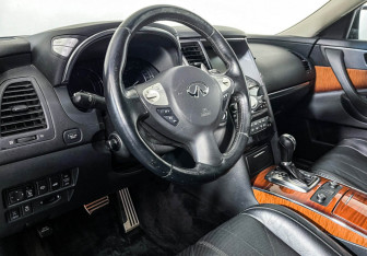 Подержанный автомобиль Infiniti QX70 2015 года (13 фото)