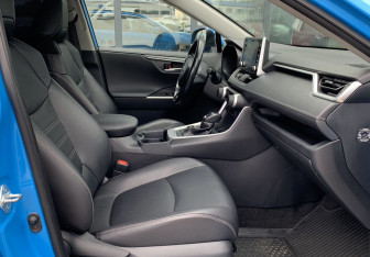 Подержанный автомобиль Toyota RAV4 2020 года (25 фото)