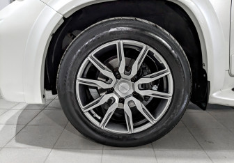 Подержанный автомобиль Toyota Land Cruiser Suv 2015 года (18 фото)