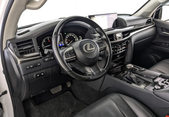 Подержанный автомобиль Lexus LX 2021 года (16 фото)