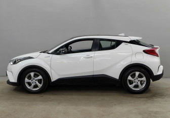 Подержанный автомобиль Toyota C-HR 2018 года (10 фото)